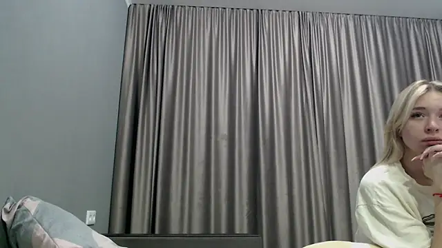 Snapshot of Emily_Hartt chatting on August 7, 6:54 pm Emily Hartt online show from August 7, 6:54 pm