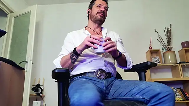 Snapshot of ChrisKox chatting on April 24, 2:03 am ChrisKox online show from April 24, 2:03 am