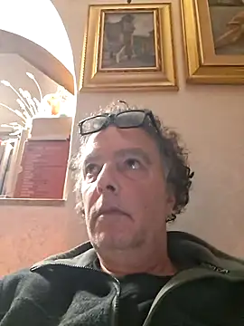 Snapshot of gianlux128bis chatting on March 8, 8:23 pm gianlux128bis online show from March 8, 8:23 pm