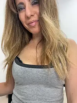 Snapshot of sexylenia chatting on June 1, 10:33 pm sexylenia online show from June 1, 10:33 pm