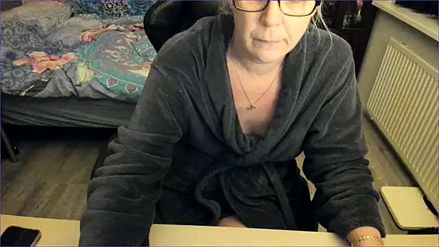 Snapshot of minoesje37 chatting on December 8, 8:25 pm minoesje37 online show from December 8, 8:25 pm