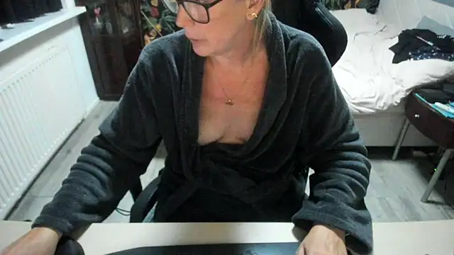 Snapshot of minoesje37 chatting on September 22, 7:38 pm minoesje37 online show from September 22, 7:38 pm