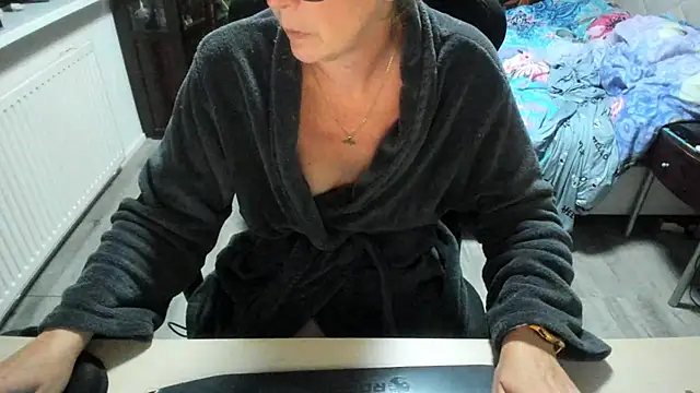 Snapshot of minoesje37 chatting on October 2, 7:21 pm minoesje37 online show from October 2, 7:21 pm