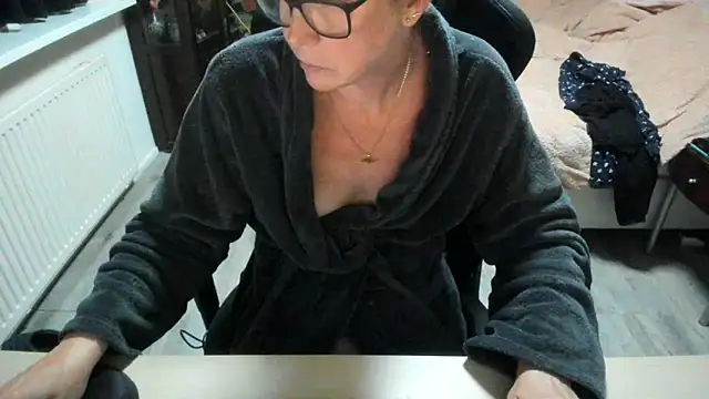 minoesje37 online show from October 27, 8:35 pm