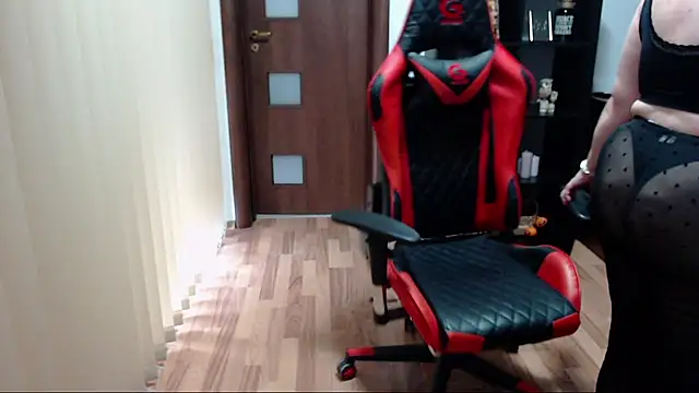 Snapshot of MissTroublle chatting on October 18, 12:28 pm MissTroublle online show from October 18, 12:28 pm