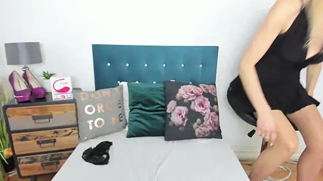 Snapshot of milfNikki chatting on March 2, 7:54 am milfNikki online show from March 2, 7:54 am