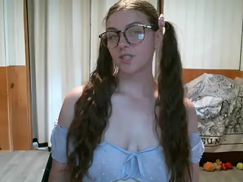 Snapshot of katie_kitten38 chatting on June 18, 4:55 pm katie kitten38 online show from June 18, 4:55 pm