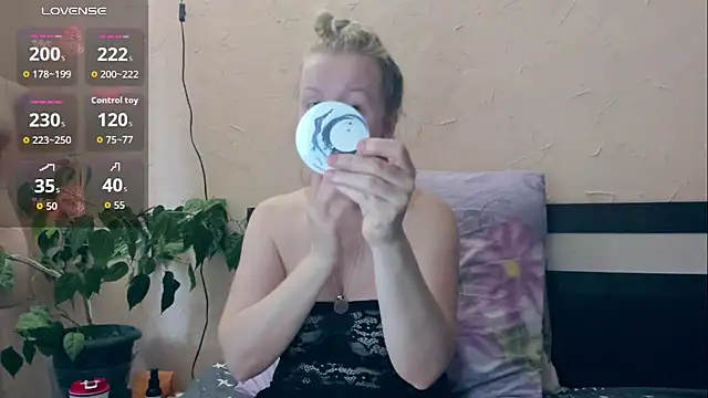 Snapshot of I_AM_MILF chatting on March 5, 7:59 am I AM MILF online show from March 5, 7:59 am