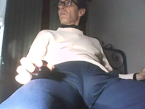 Snapshot of Moro_ra chatting on April 19, 6:10 pm Moro ra online show from April 19, 6:10 pm