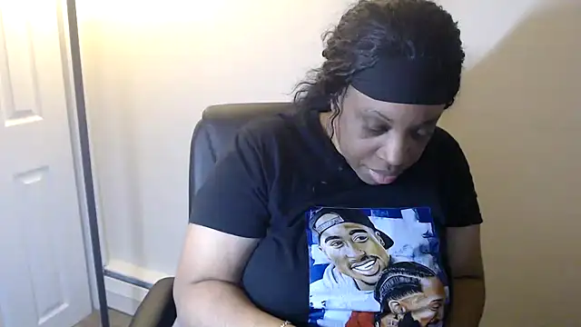 Snapshot of Sexymona1218 chatting on May 1, 2:16 am Sexymona1218 online show from May 1, 2:16 am