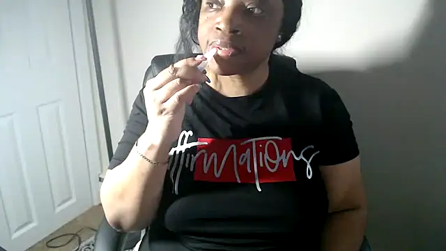 Snapshot of Sexymona1218 chatting on May 28, 9:50 am Sexymona1218 online show from May 28, 9:50 am