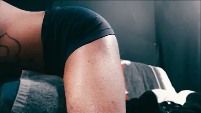 Snapshot of iBreakHeartz chatting on December 6, 5:33 pm iBreakHeartz online show from December 6, 5:33 pm