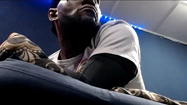 Snapshot of iBreakHeartz chatting on October 31, 8:37 am iBreakHeartz online show from October 31, 8:37 am