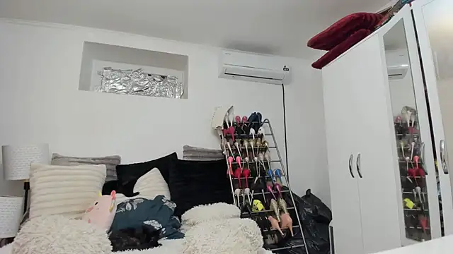 juliahayessxx online show from October 10, 7:35 pm