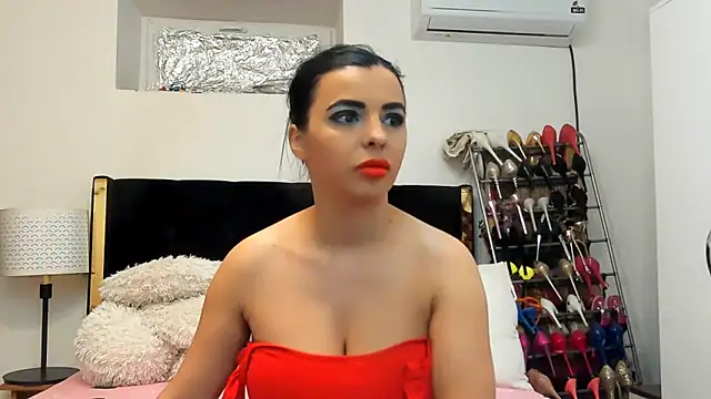 juliahayessxx online show from April 13, 6:35 pm