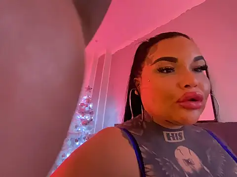 Snapshot of _MelinaCurves_ chatting on December 19, 10:10 pm  MelinaCurves  online show from December 19, 10:10 pm