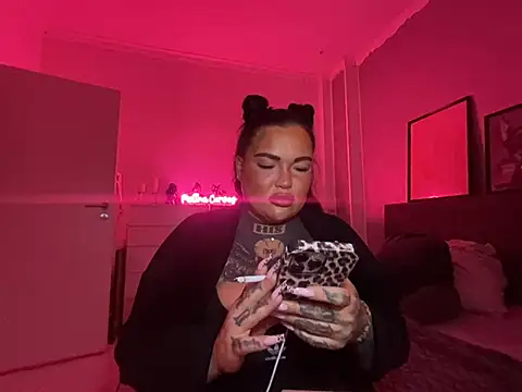 Snapshot of _MelinaCurves_ chatting on January 8, 10:37 pm  MelinaCurves  online show from January 8, 10:37 pm