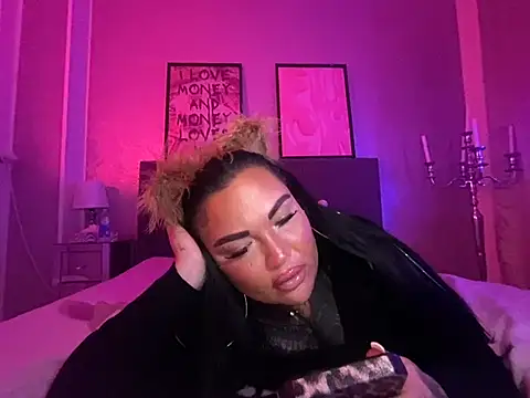 Snapshot of _MelinaCurves_ chatting on January 27, 12:01 am  MelinaCurves  online show from January 27, 12:01 am