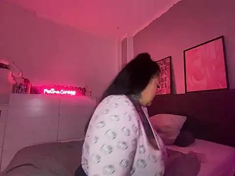 Snapshot of _MelinaCurves_ chatting on February 4, 9:52 pm  MelinaCurves  online show from February 4, 9:52 pm