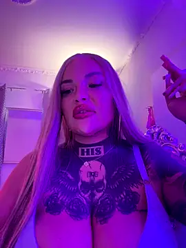 Snapshot of _MelinaCurves_ chatting on October 1, 8:37 pm  MelinaCurves  online show from October 1, 8:37 pm