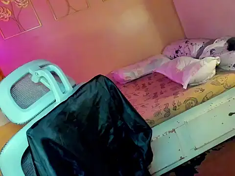 HOTnWILDalice online show from November 10, 2:10 am