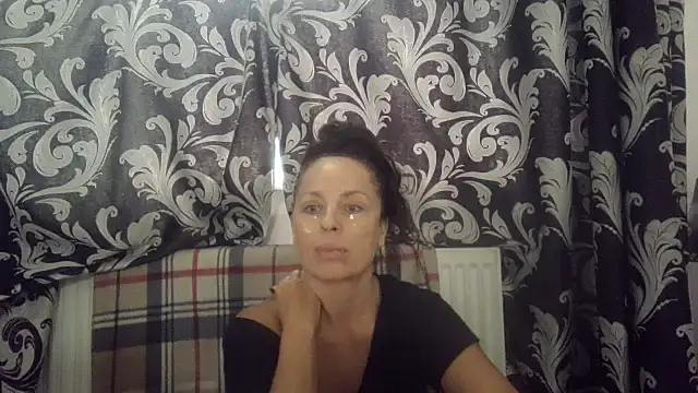 Snapshot of LindaStarS chatting on October 9, 6:33 am LindaStarS online show from October 9, 6:33 am