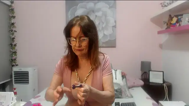 Snapshot of CindyCrawford chatting on May 19, 3:35 am CindyCrawford online show from May 19, 3:35 am