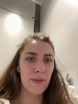 Snapshot of MariiD chatting on March 27, 8:26 am MariiD online show from March 27, 8:26 am
