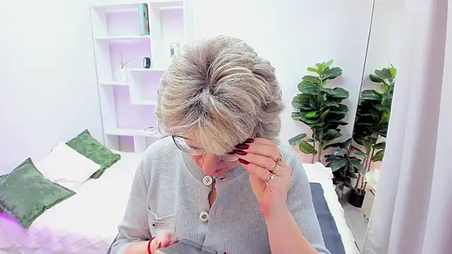 EvelynJoyful online show from December 4, 5:06 am