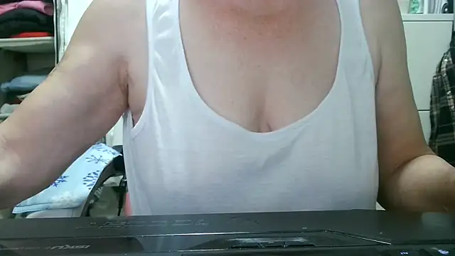 Snapshot of heidi60 chatting on October 9, 9:40 am heidi60 online show from October 9, 9:40 am