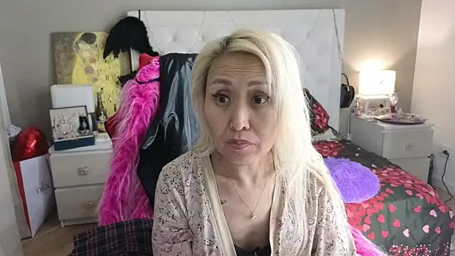 Snapshot of RoxalanaStar chatting on June 15, 7:05 pm RoxalanaStar online show from June 15, 7:05 pm