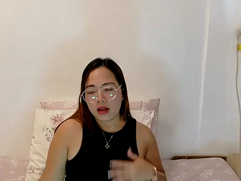 BURBERRY69 online show from May 12, 5:48 am