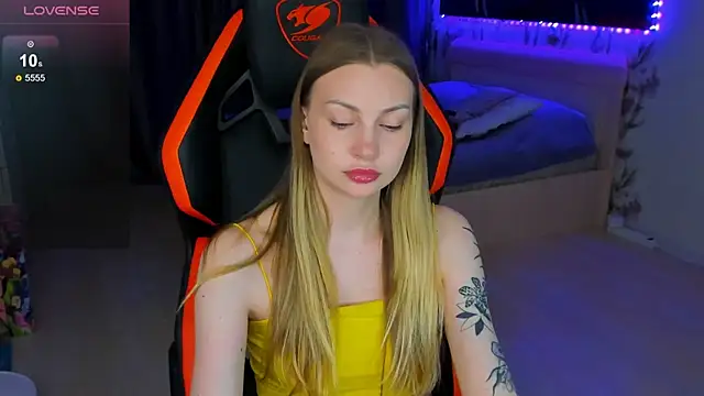 Snapshot of BiMolly chatting on June 19, 8:12 pm BiMolly online show from June 19, 8:12 pm