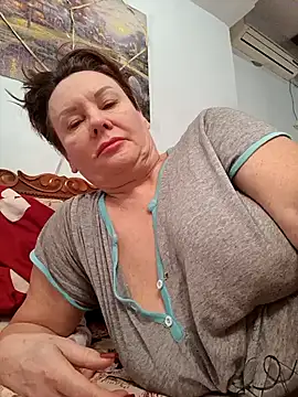 Snapshot of _lady_red_ chatting on February 4, 3:22 am lady red online show from February 4, 3:22 am