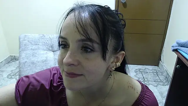 Snapshot of antara_hotgirl chatting on April 28, 10:04 pm antara hotgirl online show from April 28, 10:04 pm