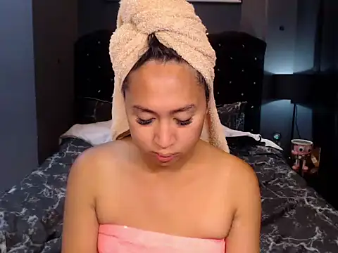 HOTTESTCANDYTS online show from April 18, 9:24 am