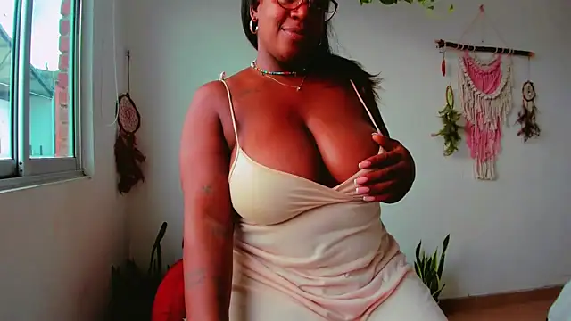 Snapshot of Adrilovechocolate chatting on December 5, 5:39 pm Adrilovechocolate online show from December 5, 5:39 pm