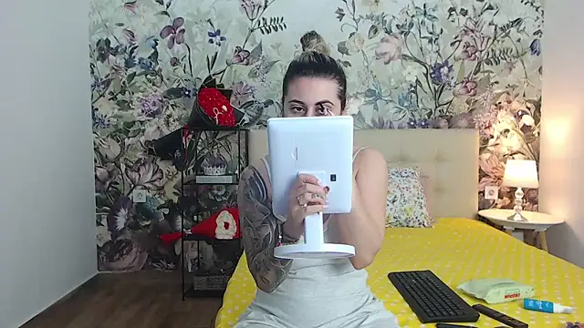 RoseDiamond06 online show from May 11, 5:35 am