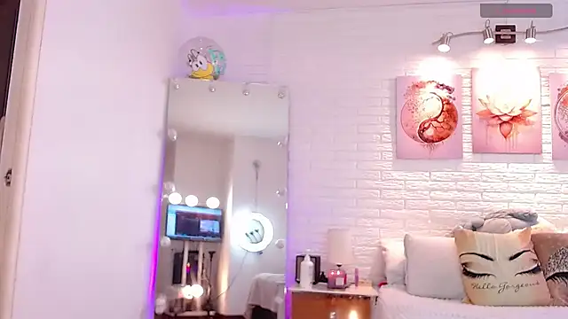 hollythomson online show from March 2, 5:42 pm