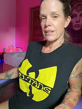 Snapshot of mommyselenafit_ chatting on March 6, 10:12 am mommyselenafit online show from March 6, 10:12 am