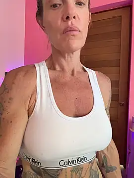 Snapshot of mommyselenafit_ chatting on June 28, 4:51 am mommyselenafit online show from June 28, 4:51 am