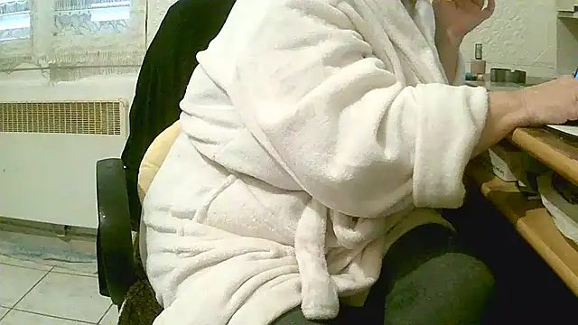 Snapshot of douceur63 chatting on January 9, 12:30 pm douceur63 online show from January 9, 12:30 pm