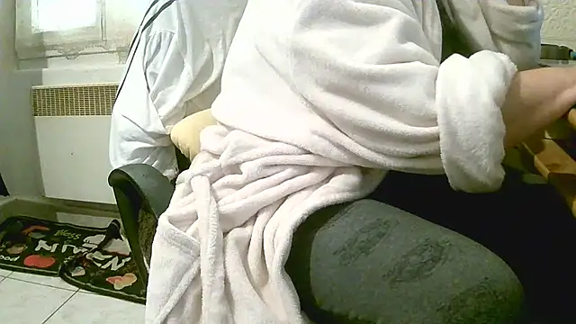 Snapshot of douceur63 chatting on March 28, 11:43 am douceur63 online show from March 28, 11:43 am