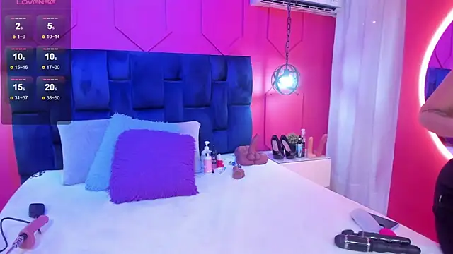 chantall1375 online show from December 3, 11:30 am