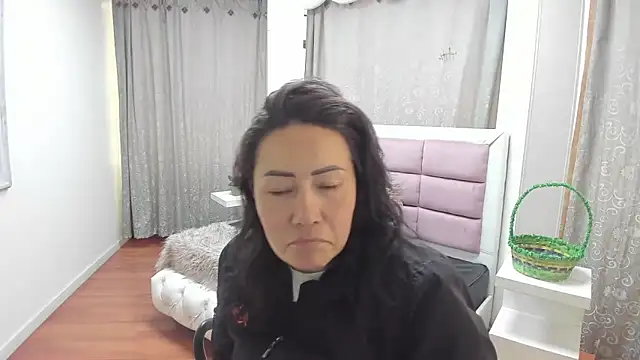 Snapshot of gaby_trent chatting on June 10, 3:44 pm gaby trent online show from June 10, 3:44 pm