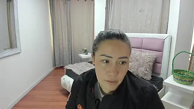 Snapshot of gaby_trent chatting on June 18, 4:11 pm gaby trent online show from June 18, 4:11 pm