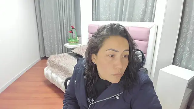 Snapshot of gaby_trent chatting on July 17, 10:11 am gaby trent online show from July 17, 10:11 am