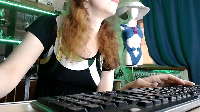 Snapshot of pa1e_pr1ncess chatting on May 8, 7:03 am pa1e pr1ncess online show from May 8, 7:03 am