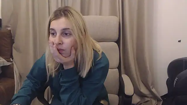 Snapshot of Aliss_Hottie chatting on November 4, 5:45 pm Aliss Hottie online show from November 4, 5:45 pm