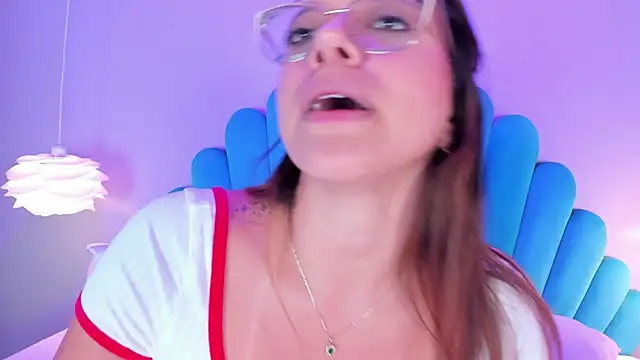 Snapshot of emperatriz_reyes chatting on February 25, 11:00 pm emperatriz reyes online show from February 25, 11:00 pm